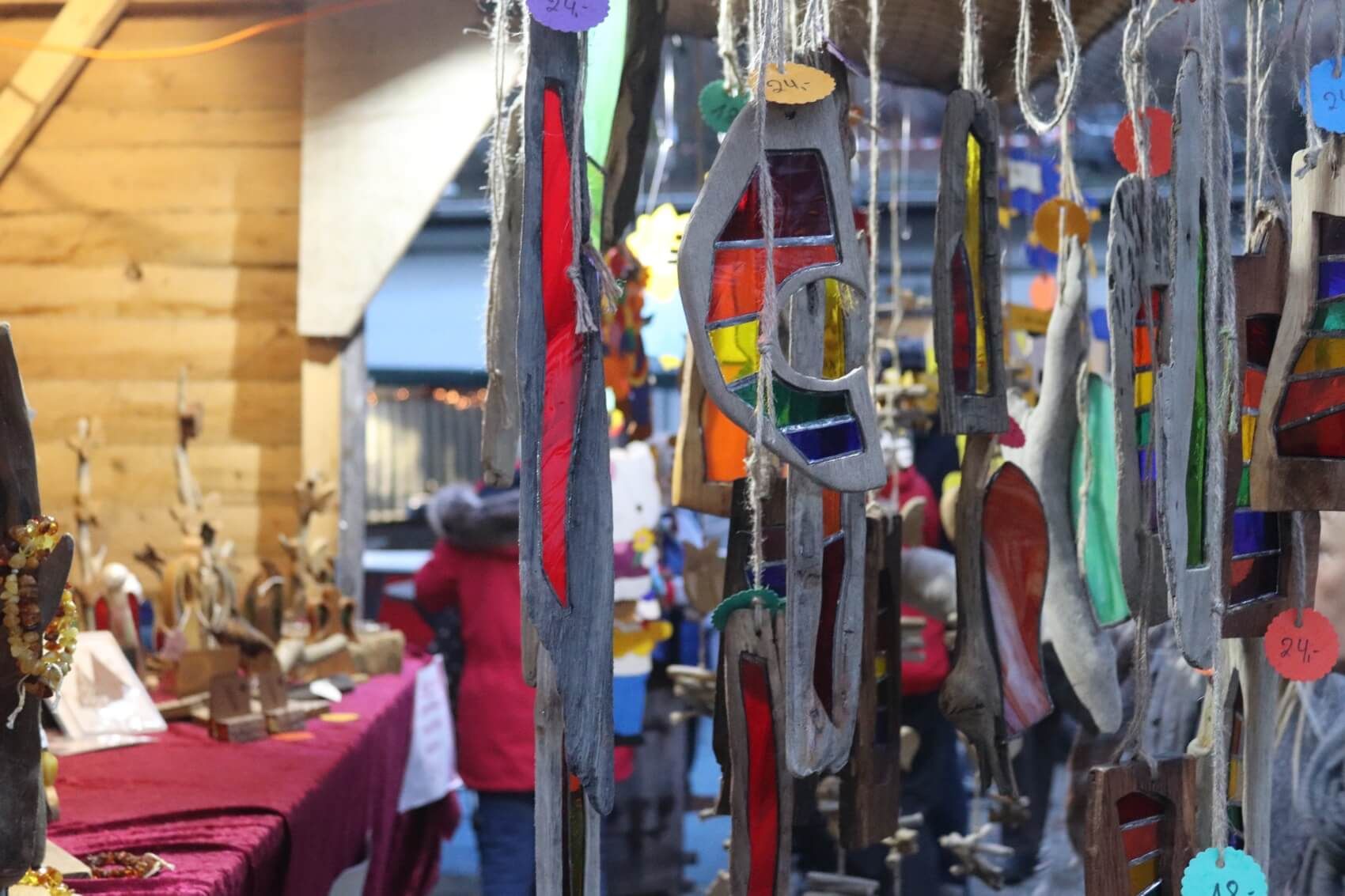 weihnachtsverkaufsstand-mit-glasprodukten